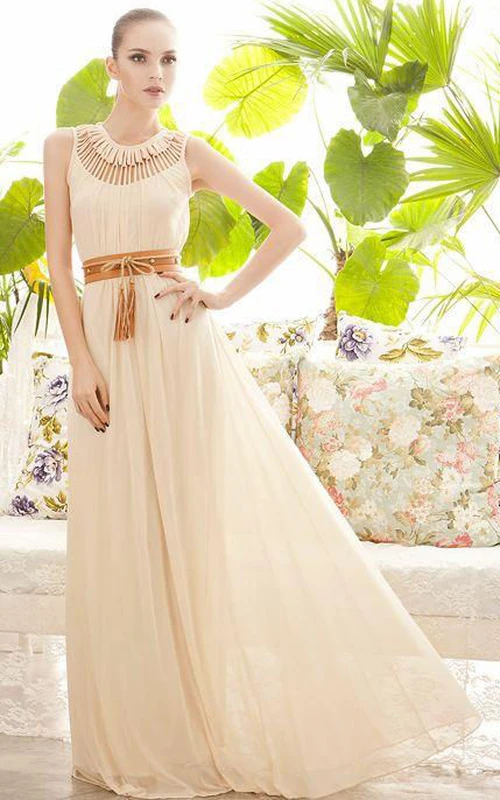 Vestido de gala largo hasta el suelo, sin mangas, de gasa con escote en forma de ojo de cerradura.