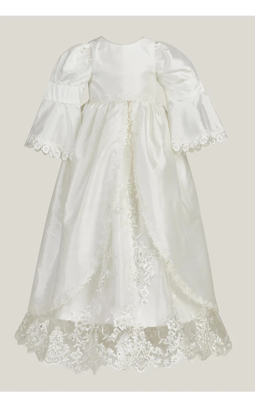 Schlichtes Taufkleid mit Glockenärmeln und vorderem Schlitz