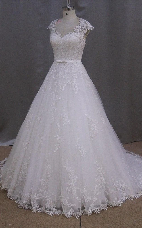 Vestido de encaje de corte A con mangas cortas y espalda transparente.