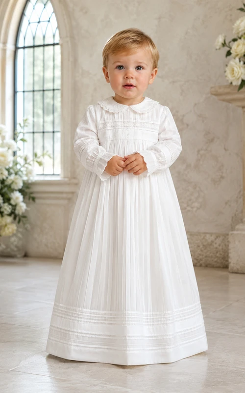 Weißes, langärmeliges, traditionelles Taufkleid mit Biesen und bodenlanger Passform für Jungen