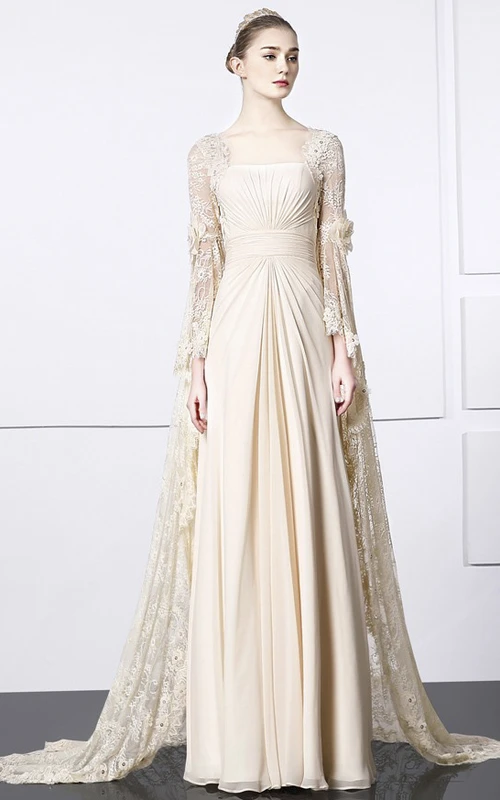 Einzigartiges, kastenförmiges Chiffonkleid mit Fledermausärmeln und Schleppe aus Spitze und Spitze