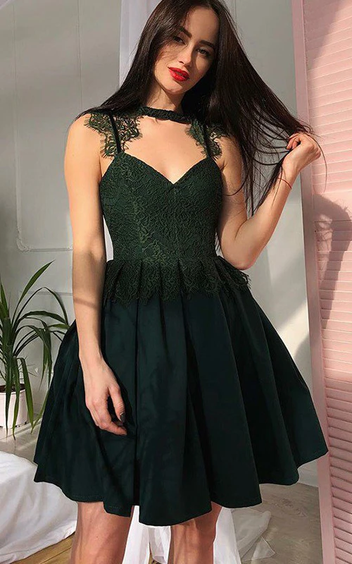 Robe de bal courte mini en mousseline de soie et dentelle, coupe trapèze, sans manches, col montant et décolleté en V