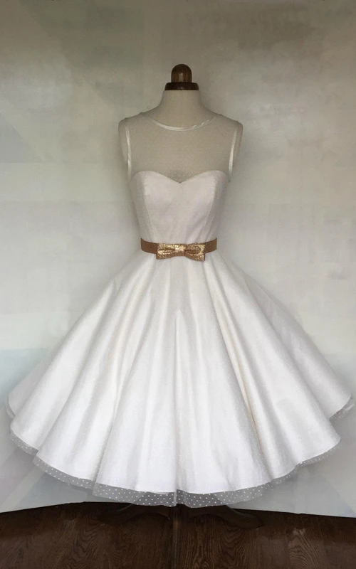 Vestido de corte A largo hasta la rodilla con cuello joya, fajín con lazo y top transparente.