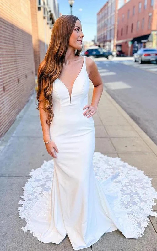 Vestido de novia informal de corte recto con escote en V, manga corta y espalda baja en V con cola de encaje.