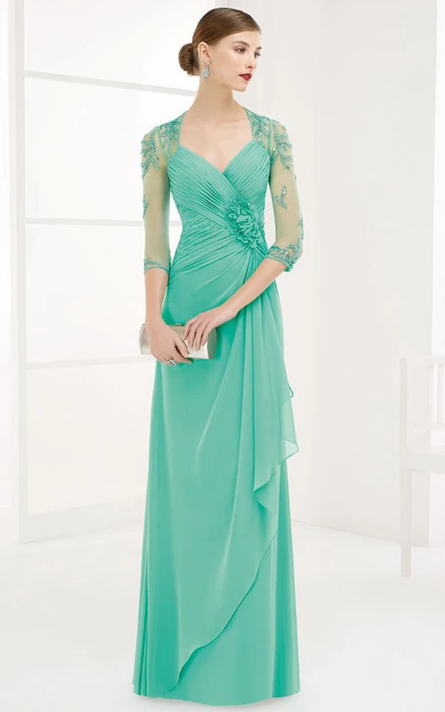 Vestido de fiesta de gasa largo hasta el suelo con escote en V, mangas tres cuartos, fruncido, con flores y drapeado.