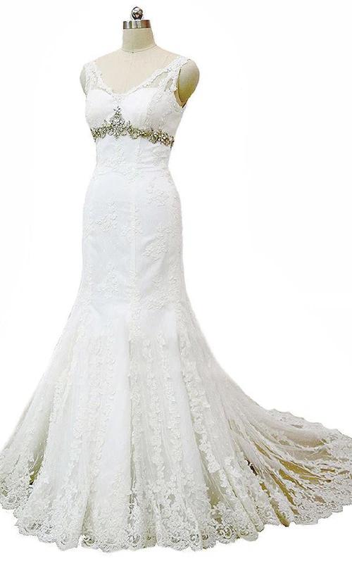 Robe sirène à mini bretelles spaghetti, décolleté en V, ornée de perles et d'appliques florales, fermeture éclair et laçage au dos, en mousseline, tulle, dentelle et satin.