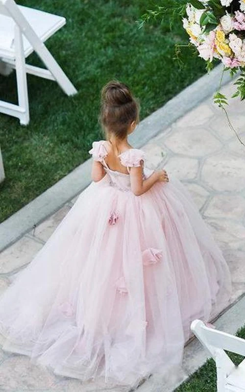 Robe de bal en tulle à fines bretelles ornée de fleurs, idéale pour une demoiselle d'honneur.