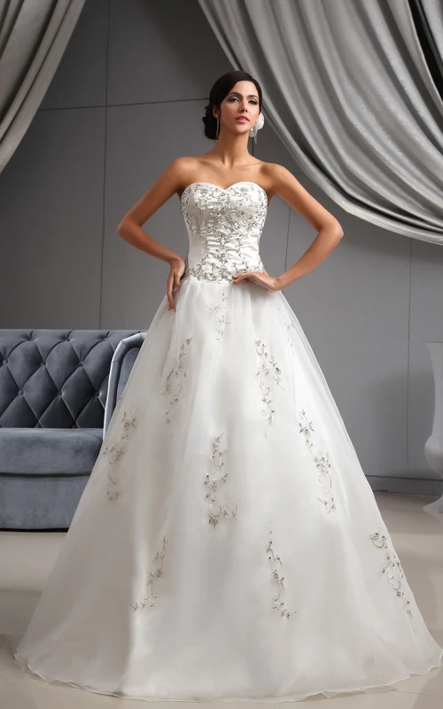 Robe trapèze en organza avec corsage brodé