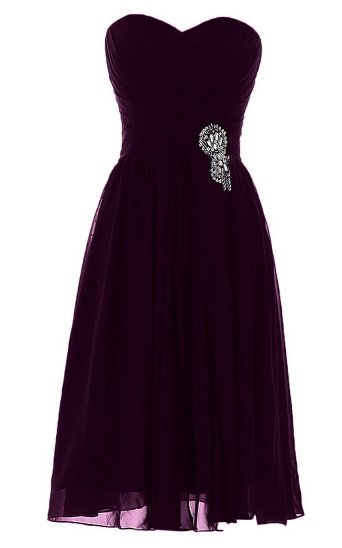 Kurzes Chiffonkleid mit Herzausschnitt, Falten und Perlenstickerei