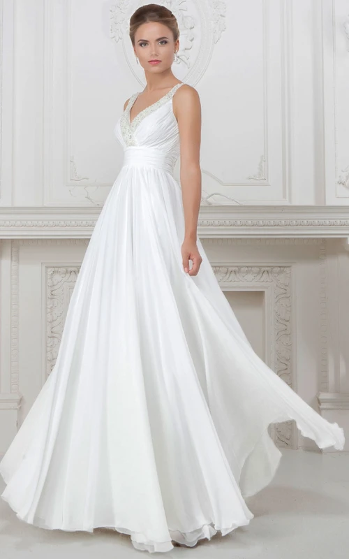 Robe de mariée fourreau en satin froncé, sans manches, à col en V et longueur au sol, ornée de perles