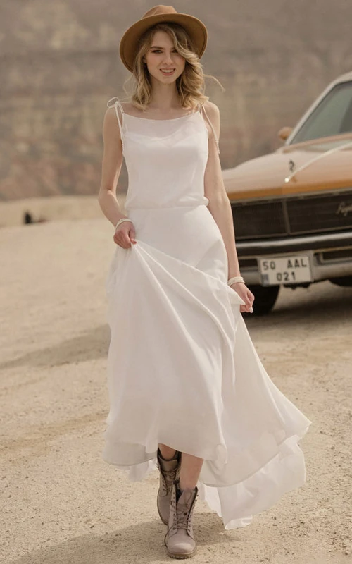 Vestido de novia sencillo de tirantes finos, estilo campestre, sin mangas y largo hasta el suelo.