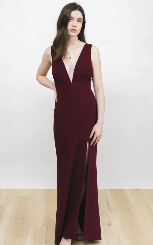 Robe bordeaux sans manches fendue sur le devant, décolleté plongeant et dos en V profond