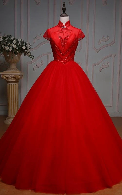 Robe de bal longue à col montant, coupe cloche, plissée, ornée de perles et lacée au dos, en tulle et dentelle.