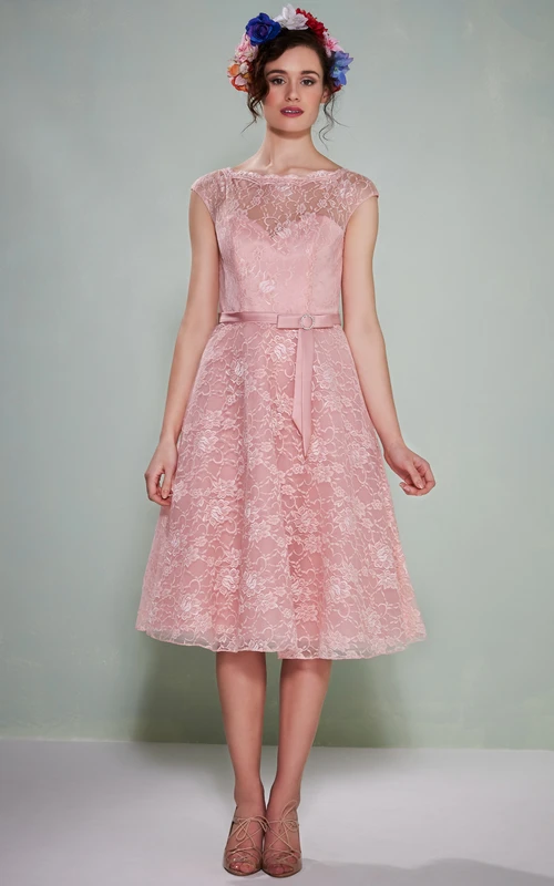 Robe de demoiselle d'honneur mi-longue sans manches en dentelle, col bateau à nœud et dos nu en V