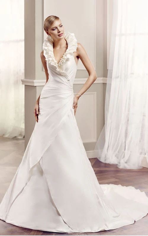 Vestido de novia largo hasta el suelo, sin mangas, con escote en V, falda en línea A, volantes, satén, espalda descubierta y drapeado lateral.