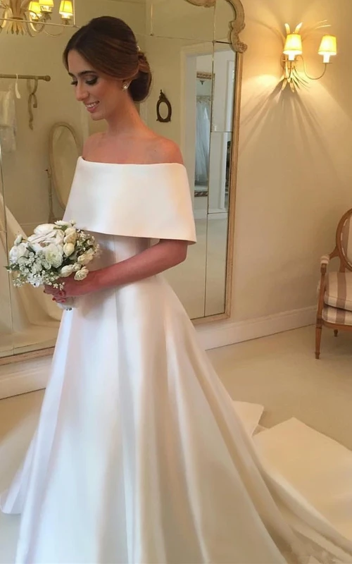 Vestidos de novia sencillos de corte A de satén con cola y fruncido.