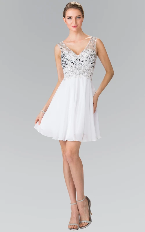 Vestido de gasa de corte A corto con escote en V, espalda baja en V, bordados y pliegues.