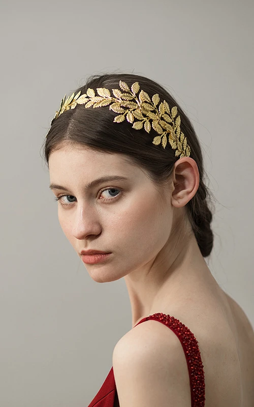 Goldener, handgefertigter Brautstirnreif mit Blumenmuster