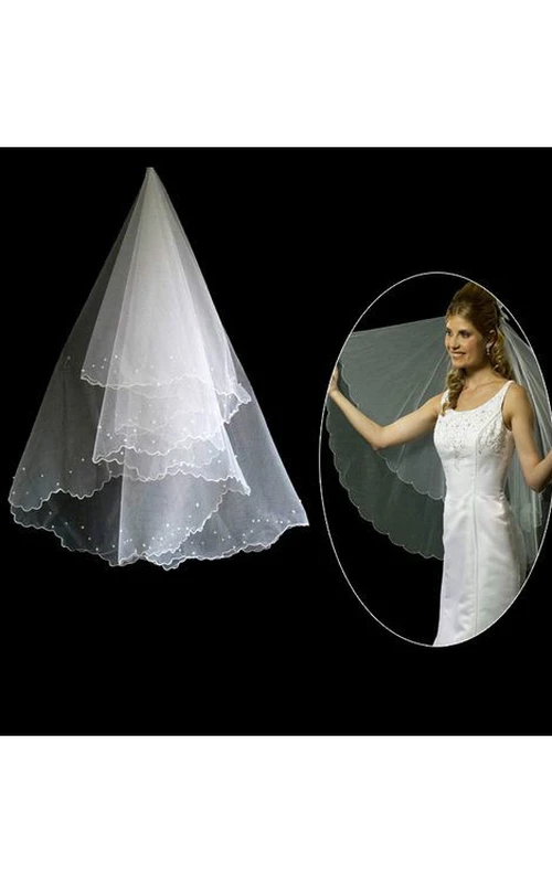 Voile de mariée bordé de perles, arrivant au bout des doigts et bordé de croissant