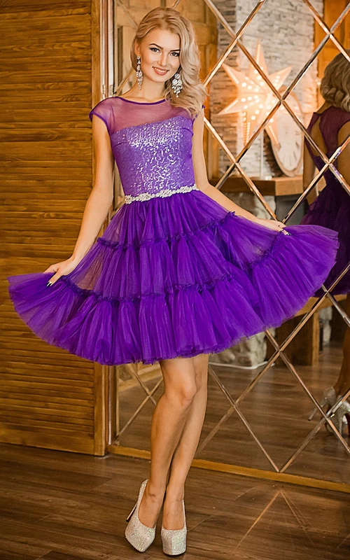 Vestido de corte A con cuello alto, manga corta, apliques de satén y detalles de cuentas.
