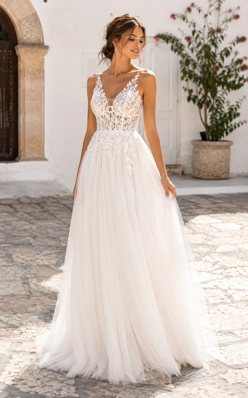 Robe de mariée ivoire en tulle, coupe trapèze, col V et dentelle