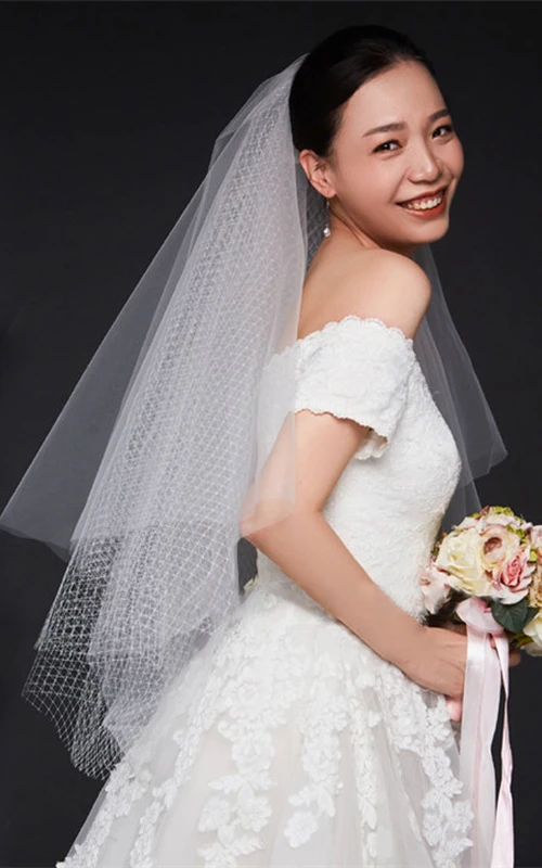 Voile de mariée simple, court, multicouche, en maille large, idéal pour la photographie.