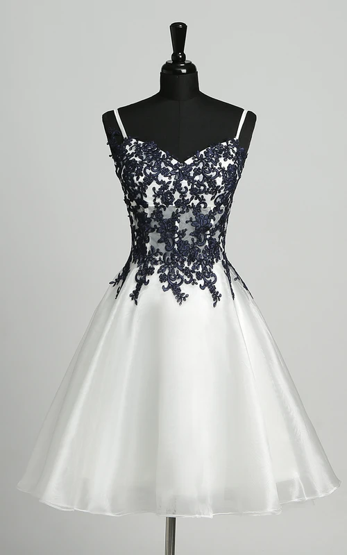 Vestido corto de organza elegante y romántico con tirantes, corte en A y apliques.