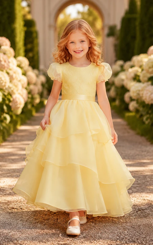 Gestuftes Tüllkleid in A-Linie für Blumenmädchen mit Schleife, kurzen Ärmeln, Rundhalsausschnitt, wadenlangem Rock und Schleifendetail.