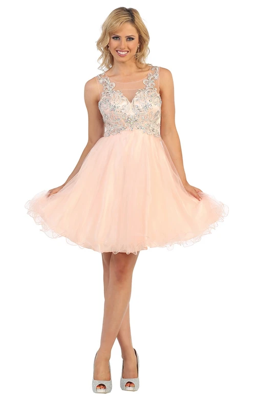 Vestido corto de tul con escote barco y corte en A, estilo imperio, con pedrería y apliques.