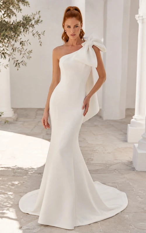 Robe de mariée minimaliste en satin, coupe sirène asymétrique, sans manches, traîne.