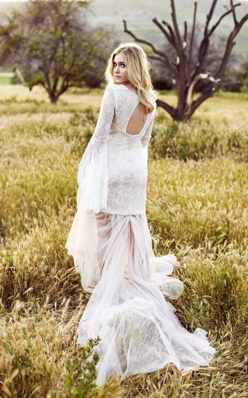 Vestido vintage de tul con mangas abullonadas y cola larga.