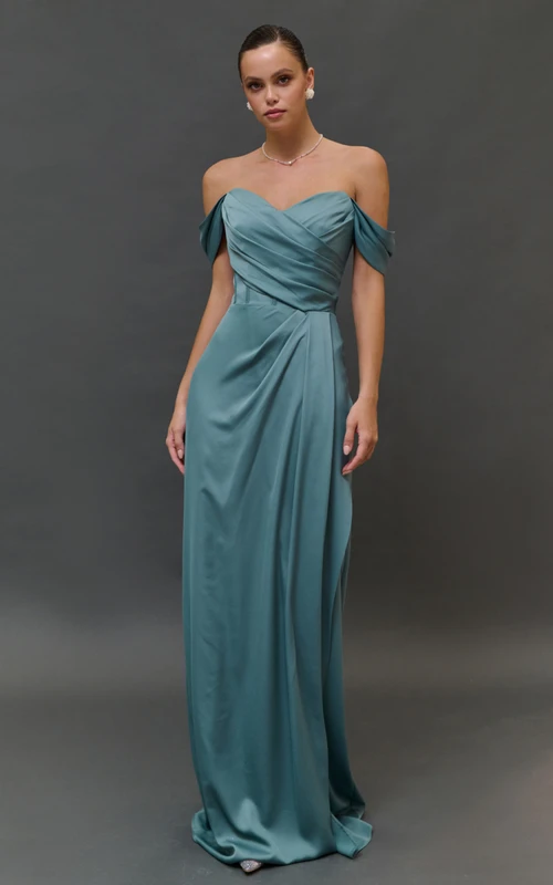 Vestido sencillo de corte recto con fruncido y escote Bardot