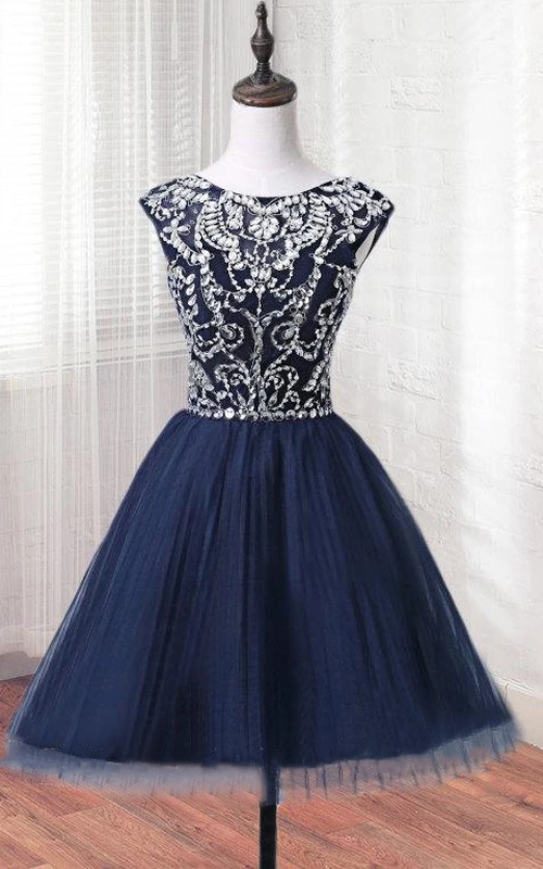 Robe courte en tulle ornée de perles et de sequins