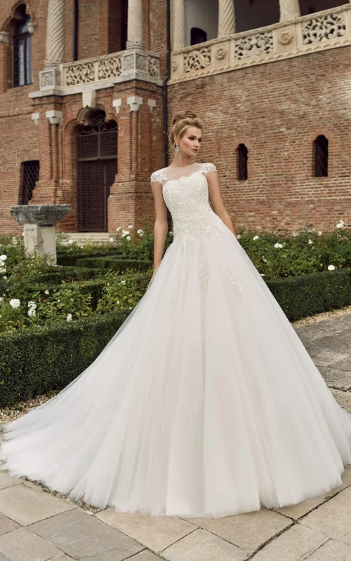 Kleid aus Bateau-Tüll mit Flügelärmeln, Spitzenoberteil und durchsichtigem Rücken 