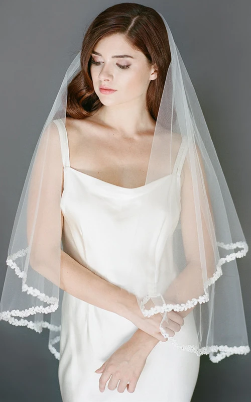Voile de mariée en tulle orné de dentelle et d'appliqués, longueur bout des doigts
