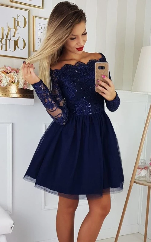 Kurzes, lässig-romantisches A-Linien-Kleid aus Spitze und Tüll mit langen Ärmeln, aus der Homecoming-Kollektion