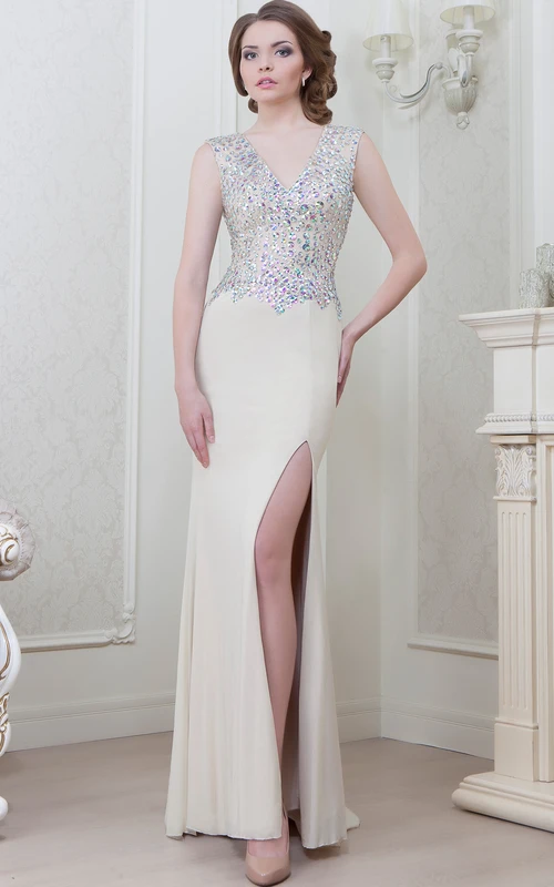 Ärmelloses, perlenbesetztes Chiffon-Abendkleid mit V-Ausschnitt