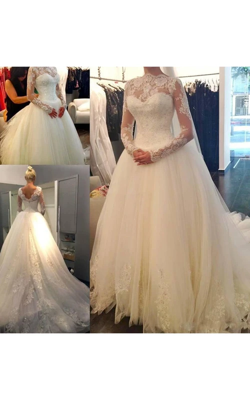 Glamuroso vestido de novia de tul de manga larga y cuello alto con apliques de encaje y pedrería.