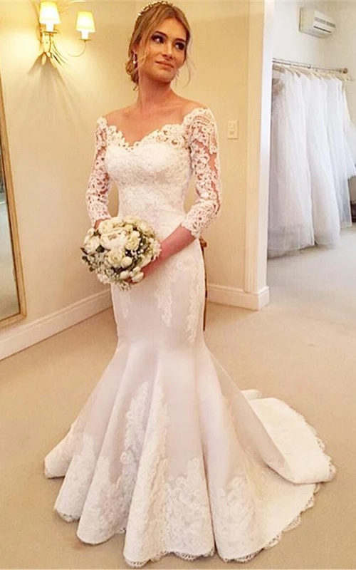 Vestido de novia moderno estilo sirena con hombros descubiertos y mangas tres cuartos, con apliques de encaje.