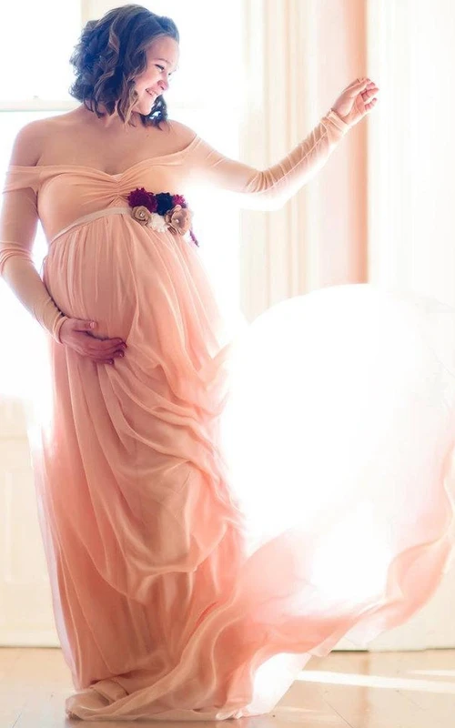 Schulterfreies Chiffonkleid mit langen Ärmeln und Schlitz vorne