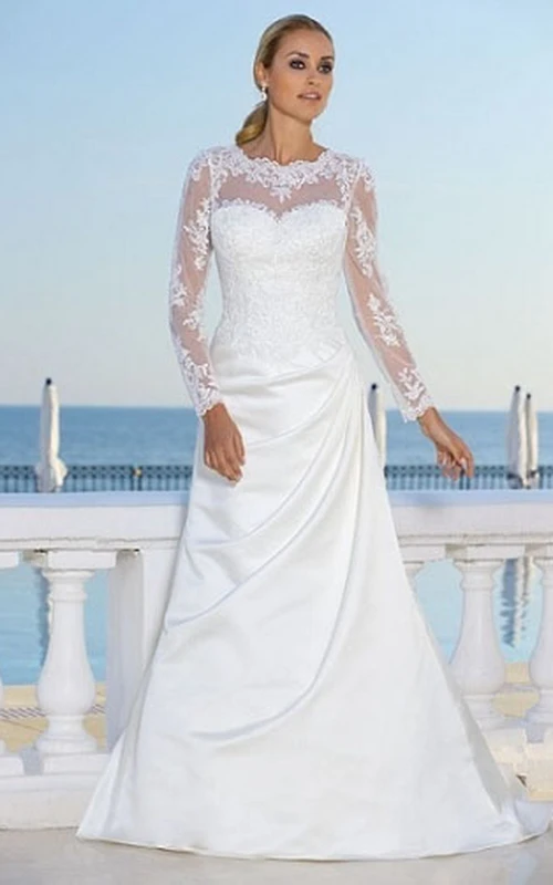 A-Linien-Maxi-Brautkleid aus Satin mit langen Ärmeln, Rundhalsausschnitt, Drapierung, Applikationen und Illusionseffekten.