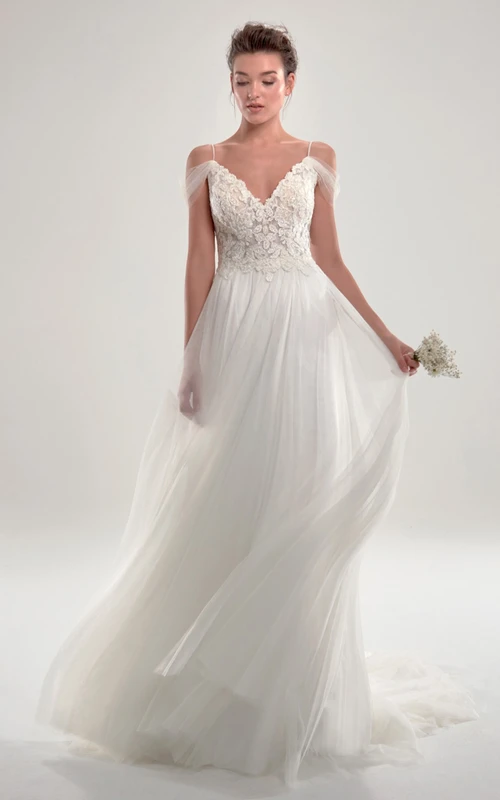 Romantisches Brautkleid aus Spitze und Tüll mit tiefem V-Ausschnitt am Rücken