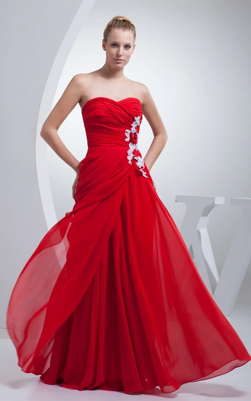Vestido largo Sweetheart con apliques cruzados y pliegues