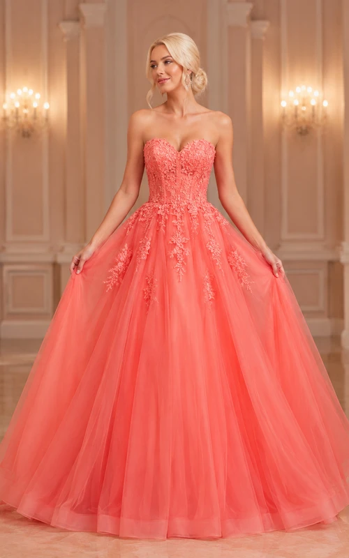 Korallenfarbenes, trägerloses Prinzessinnen-Ballkleid mit herzförmigem Dekolleté, Spitzenapplikationen und Korsett