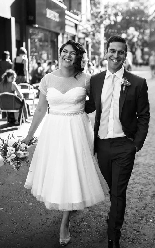 Vestido de novia corto de tul estilo vintage, largo hasta la rodilla, con mangas cortas y abertura en forma de ojo de cerradura.