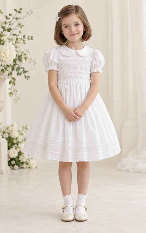Vestido de niña de flores blanco vintage hasta la rodilla, corte en A, mangas abullonadas, bajo con pliegues, corpiño fruncido y cuello Peter Pan.