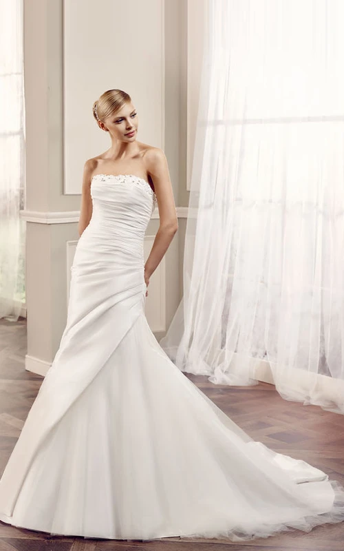 Vestido de novia de satén sin mangas, sin tirantes, con drapeado lateral, largo hasta el suelo, estilo sirena, espalda descubierta y detalles de pedrería.