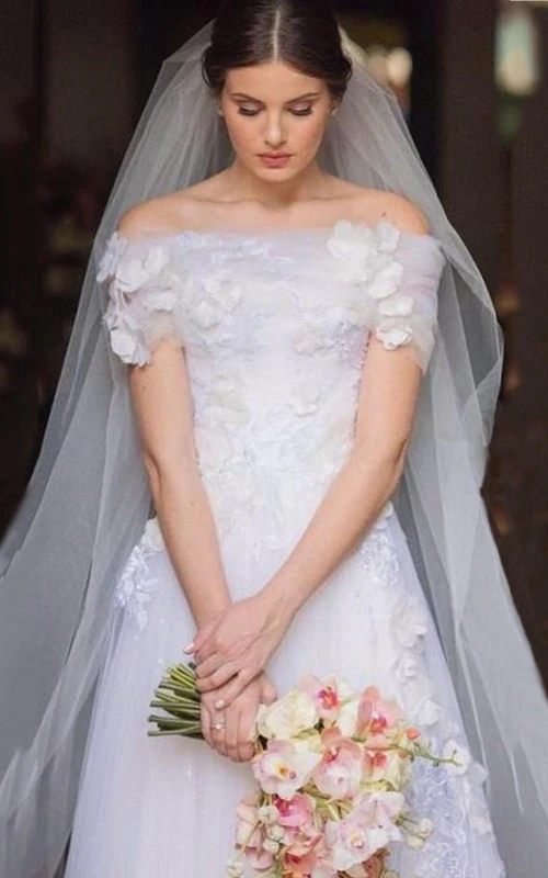 Vestido de novia modesto de corte A, tul, estilo romántico de jardín, con hombros descubiertos y mangas cortas.
