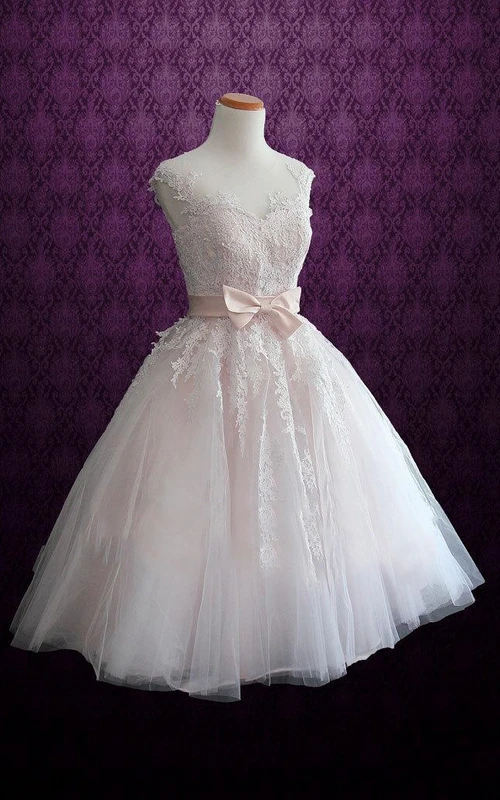 Kurzes, teelanges Brautkleid aus Tüll, Spitze und Satin