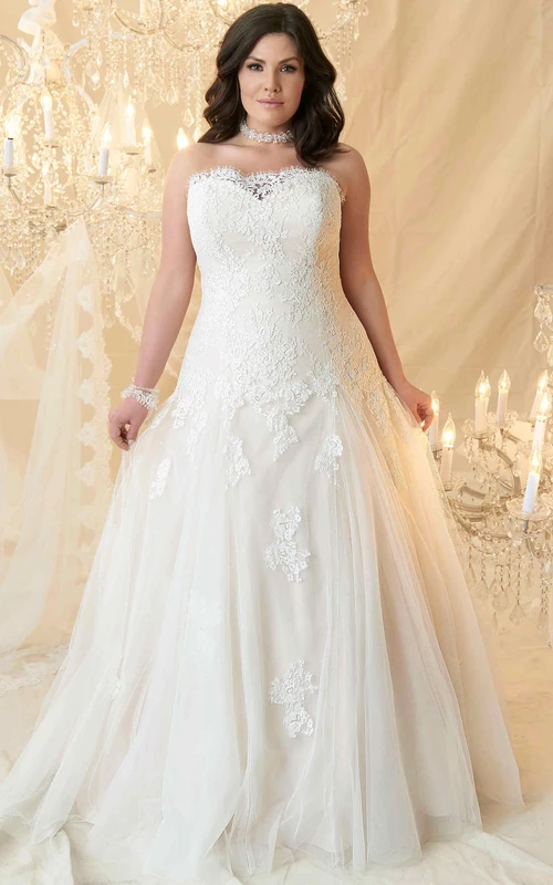 Vestido de novia de talla grande, largo hasta el suelo, sin tirantes, de tul y encaje, con apliques y espalda tipo corsé.